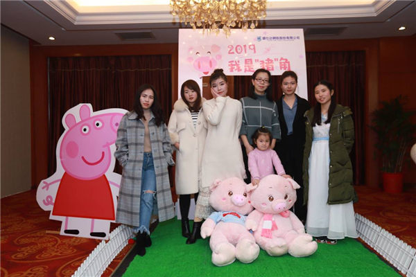 隆盛達年會前大家歡樂合影